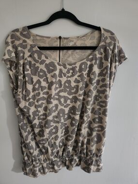 LOFT Taupe and Gray Leopard Short Sleeve Top
